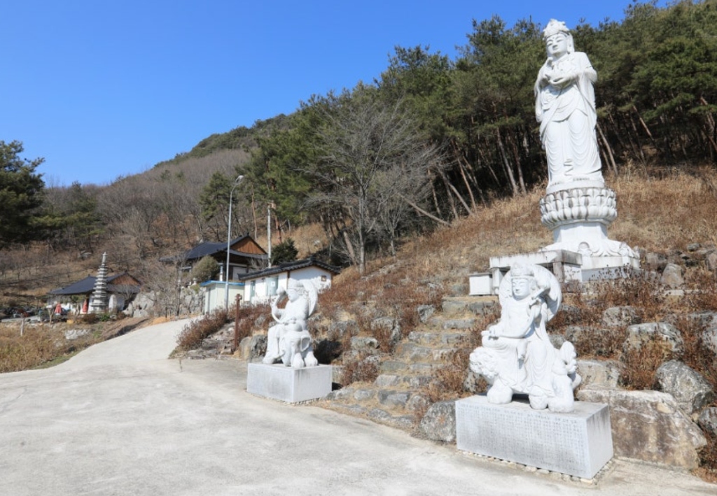 장덕사 전경 및 석조 관음보살상